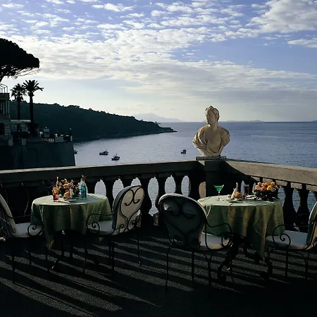 Отель Grand Excelsior Vittoria 5*